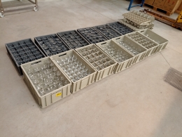 Lot of 320 various glasses with baskets